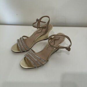 NWT - NEVER BEEN WORN Nina Veena Gold Taupe Reflect Rhinestone Wedge Sandal